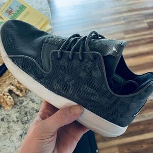kid’s 6Y Jordan sneakers